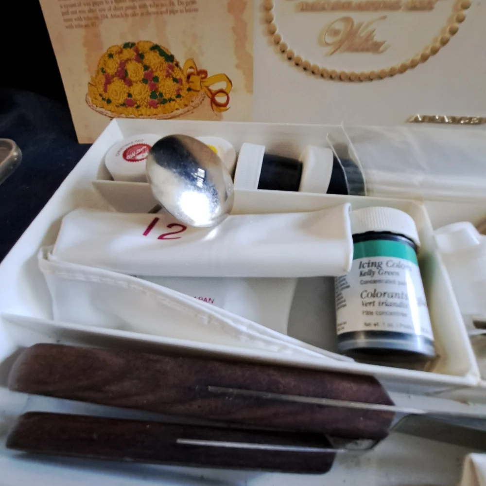 1970s Wilton Sugar Plum Decorating Set in White and Gold